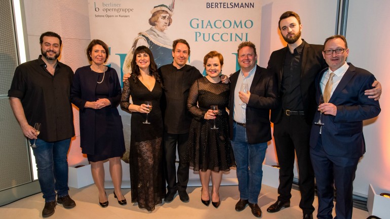 The Ensemble of the Berliner Operngruppe (from left to right): Aris Agiris, Helen Müller, Head of Cultural Affairs and Corporate History at Bertelsmann, Elena Rossi, Felix Krieger, Silvia Beltrami, Peter Auty, David Oštrek, and Steffen Schubert