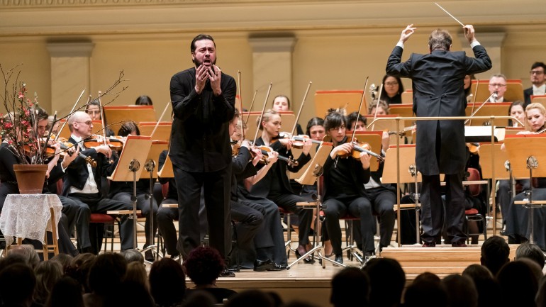 Baritone Aris Agiris as Frank on stage at the Konzerthaus Berlin